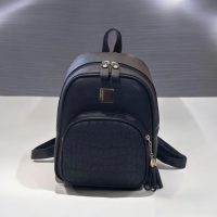 Mini mochila urbana elegante y funcional.