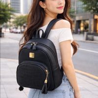 Mini mochila urbana elegante y funcional.