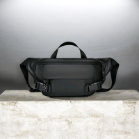 Bandolera/Riñonera Urbana, impermeable de color negro.