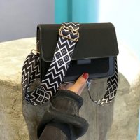 Bandolera urbana moderna de correa ancha y diseño único